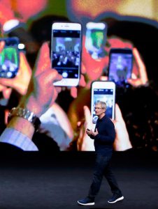 Tim-Cook-discusses-the-iPhone-7-during-an-Apple-media-event-in-San-Francisco